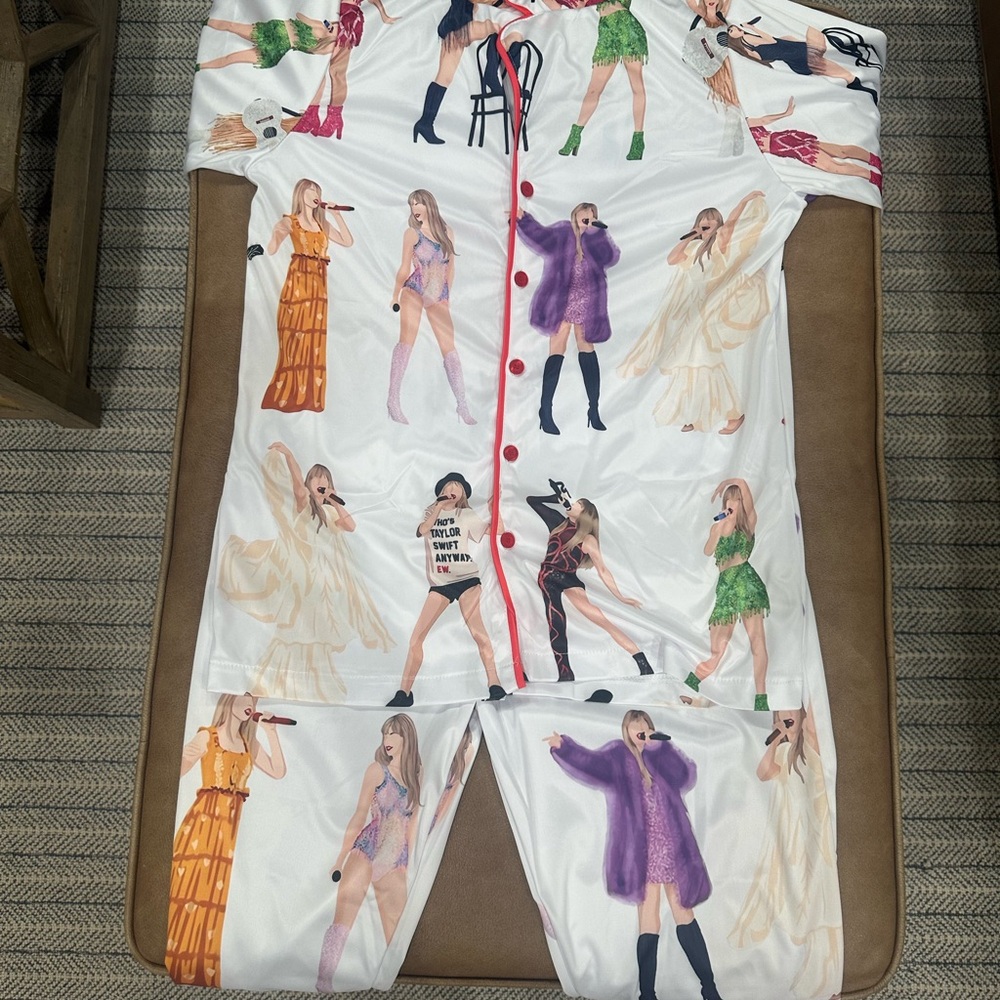 Stylish Women's Pajama Set with Iconic Prints